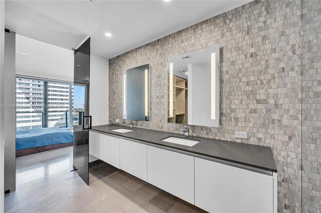 出租: $9,000 (3 贝兹, 3 浴室, 1898 平方英尺)