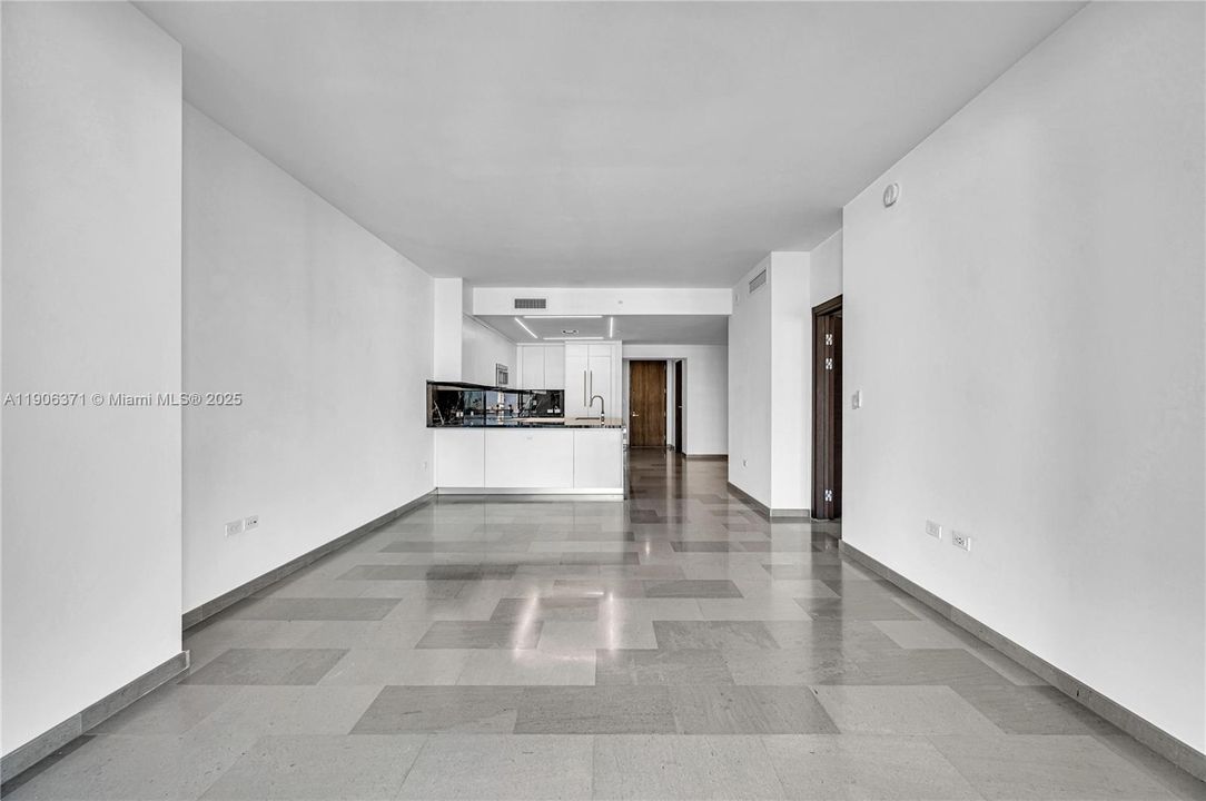 出租: $9,000 (3 贝兹, 3 浴室, 1898 平方英尺)