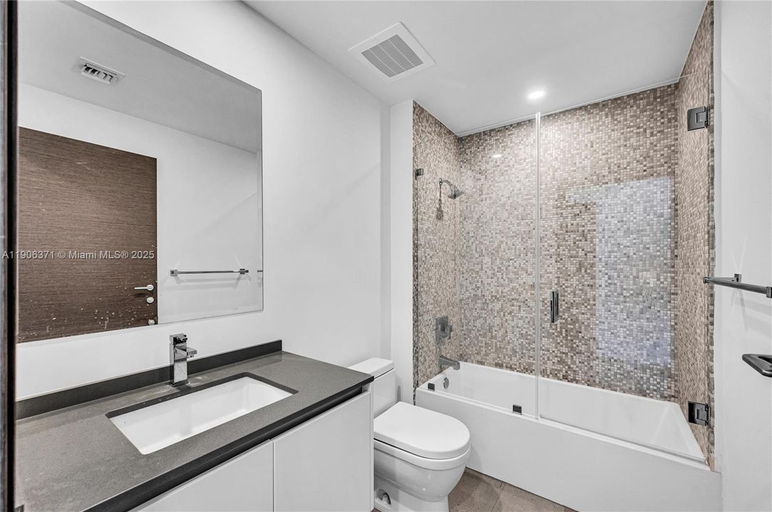 出租: $9,000 (3 贝兹, 3 浴室, 1898 平方英尺)