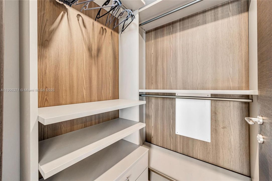 出租: $9,000 (3 贝兹, 3 浴室, 1898 平方英尺)