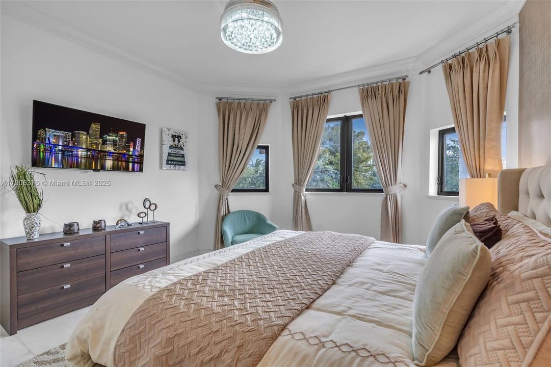 На продажу: $5,900,000 (5 спален, 6 ванн, 4919 Квадратных фут)