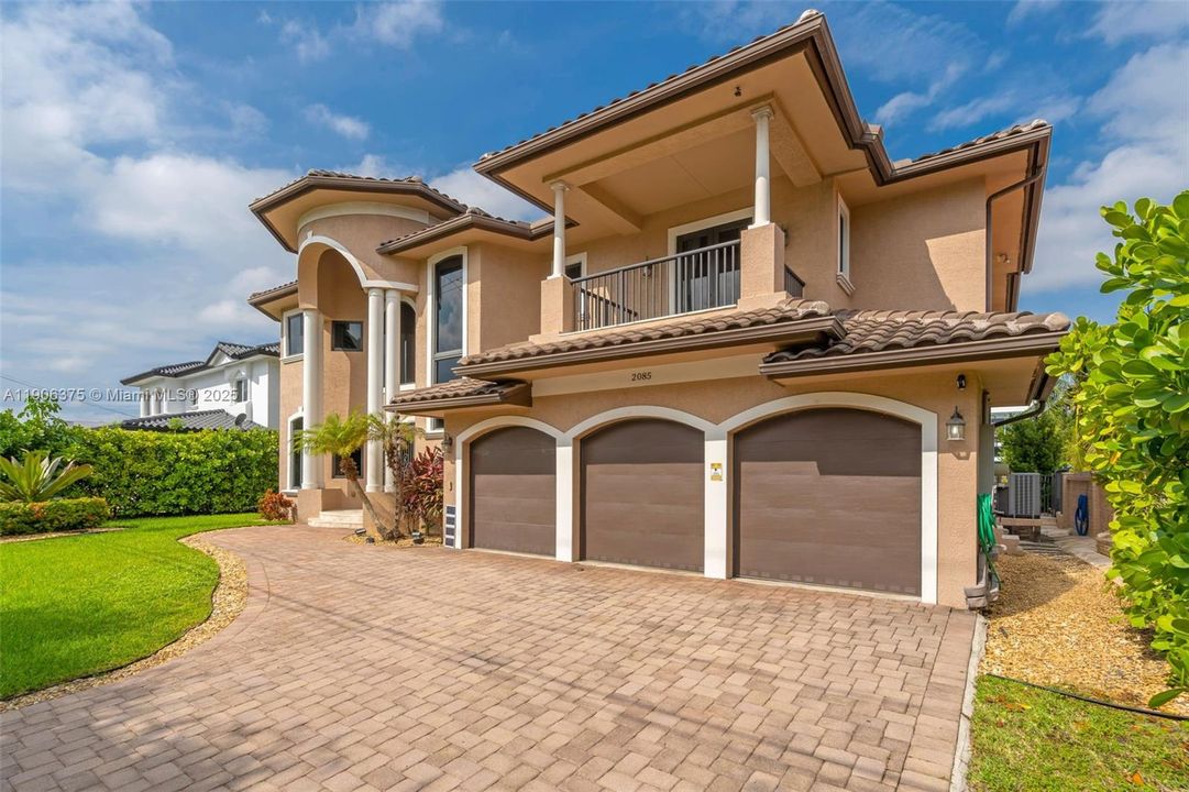 На продажу: $5,900,000 (5 спален, 6 ванн, 4919 Квадратных фут)