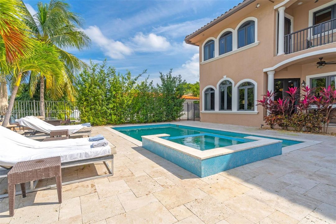 На продажу: $5,900,000 (5 спален, 6 ванн, 4919 Квадратных фут)