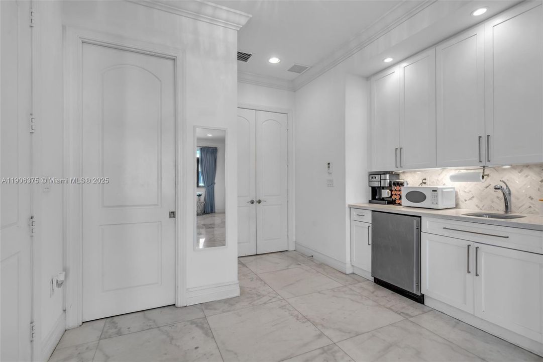 На продажу: $5,900,000 (5 спален, 6 ванн, 4919 Квадратных фут)