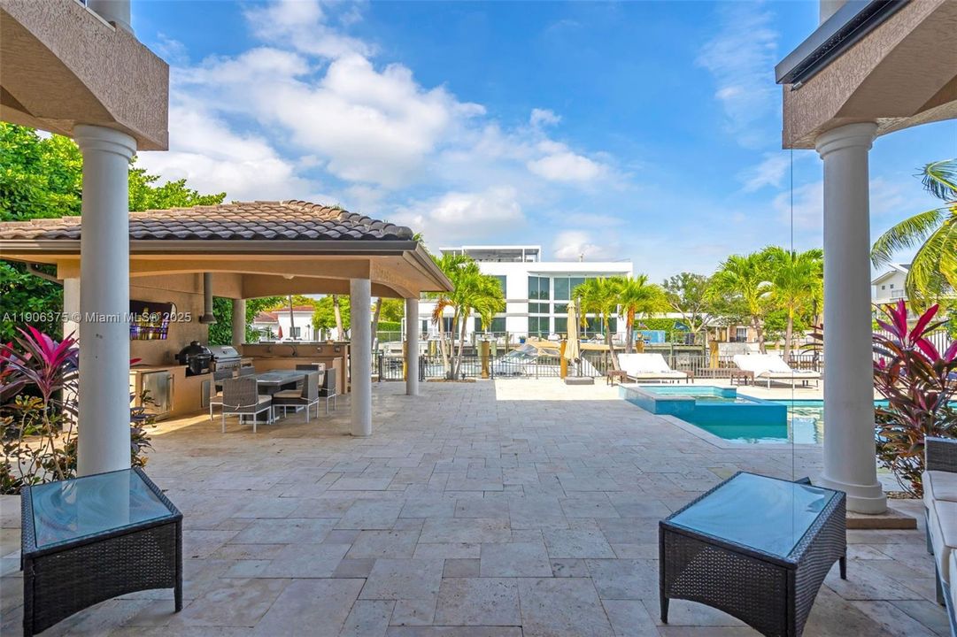 На продажу: $5,900,000 (5 спален, 6 ванн, 4919 Квадратных фут)