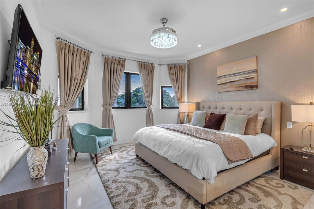 На продажу: $5,900,000 (5 спален, 6 ванн, 4919 Квадратных фут)