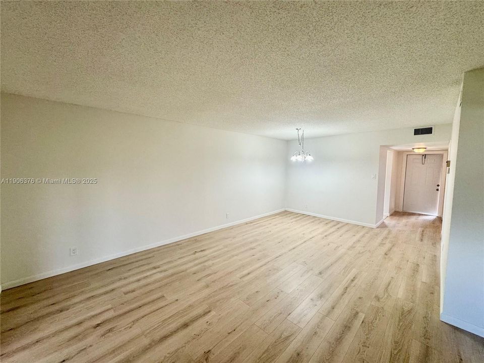 For Sale: $139,000 (2 beds, 2 baths, 990 Square Feet)