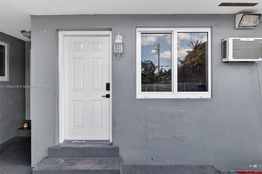 For Rent: $2,000 (2 beds, 1 baths, 750 Square Feet)