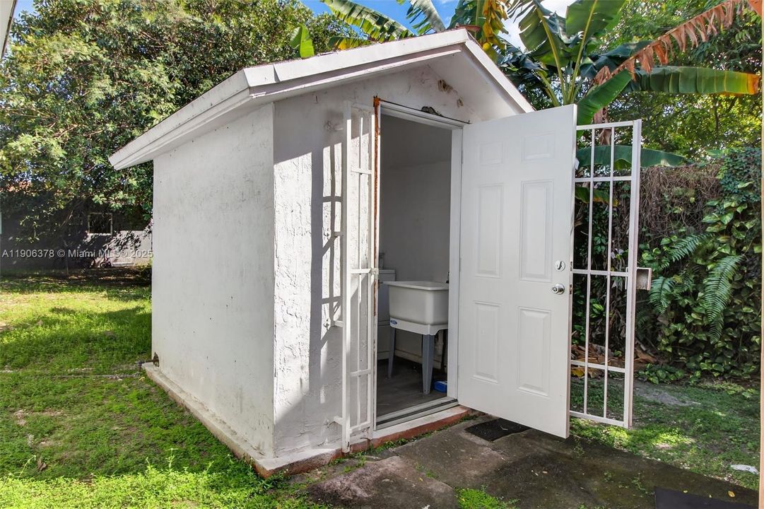 For Rent: $2,000 (2 beds, 1 baths, 750 Square Feet)