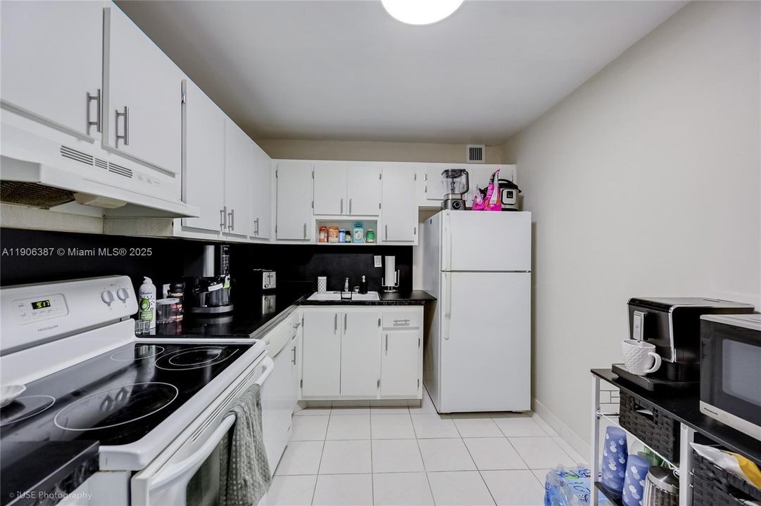 For Rent: $2,400 (1 beds, 1 baths, 991 Square Feet)