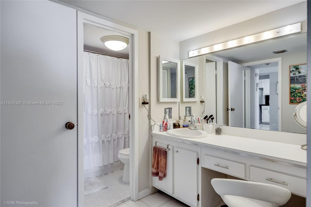 For Rent: $2,400 (1 beds, 1 baths, 991 Square Feet)