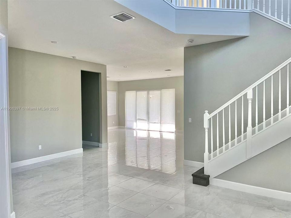 出租: $4,000 (5 贝兹, 4 浴室, 3330 平方英尺)