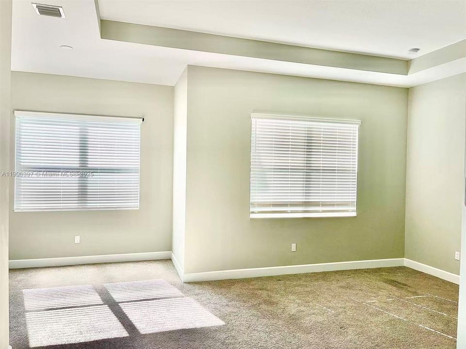 出租: $4,000 (5 贝兹, 4 浴室, 3330 平方英尺)