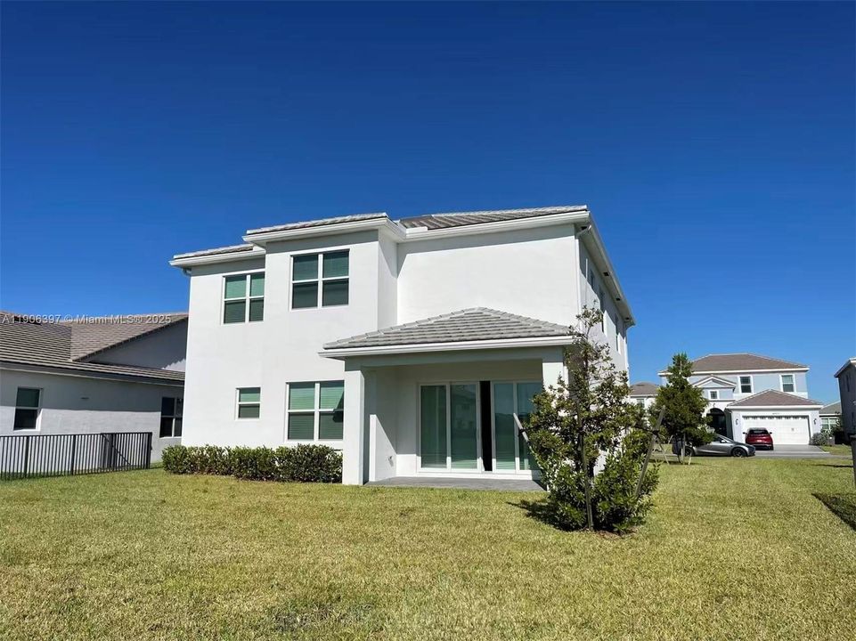 出租: $4,000 (5 贝兹, 4 浴室, 3330 平方英尺)