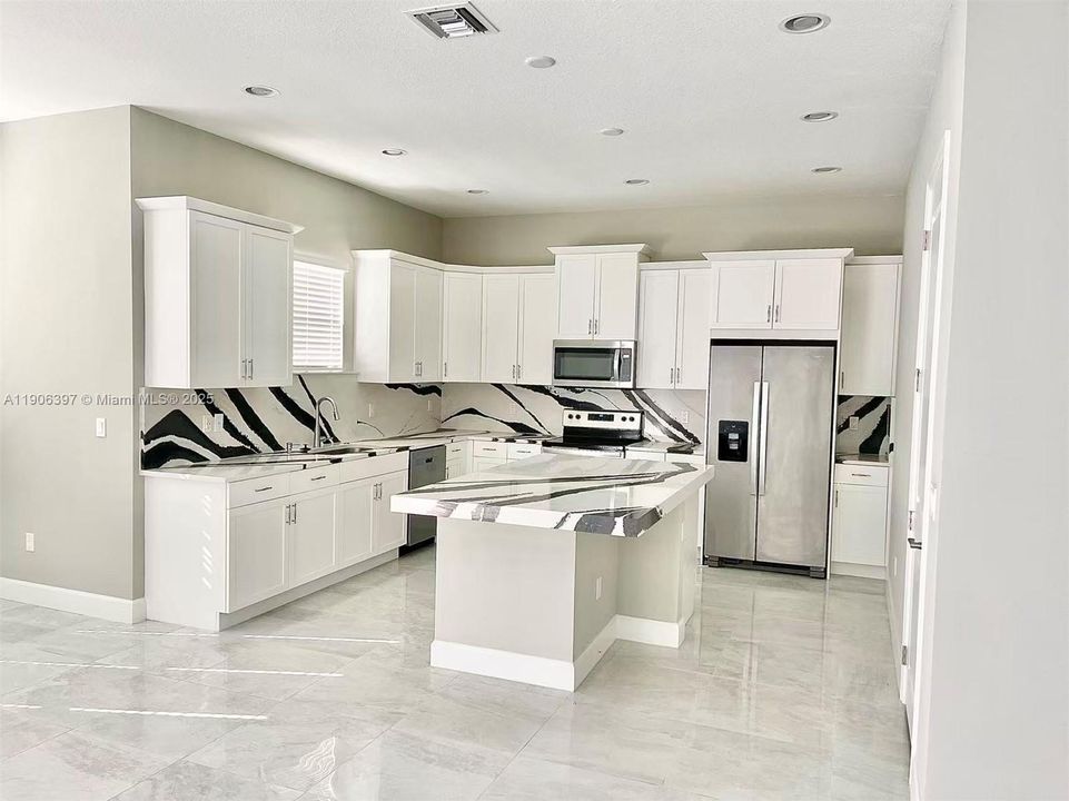 出租: $4,000 (5 贝兹, 4 浴室, 3330 平方英尺)