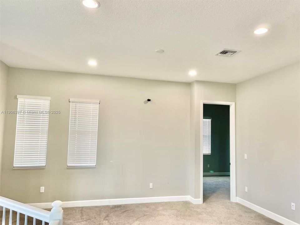 出租: $4,000 (5 贝兹, 4 浴室, 3330 平方英尺)