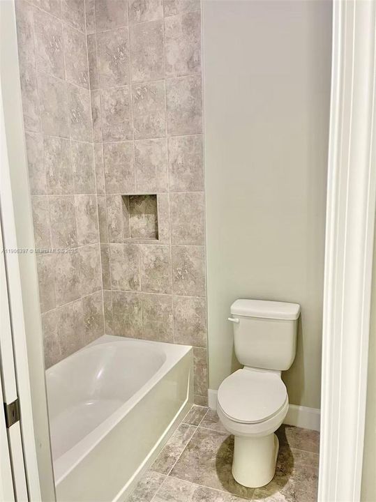 出租: $4,000 (5 贝兹, 4 浴室, 3330 平方英尺)