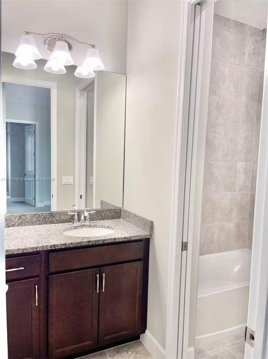 出租: $4,000 (5 贝兹, 4 浴室, 3330 平方英尺)