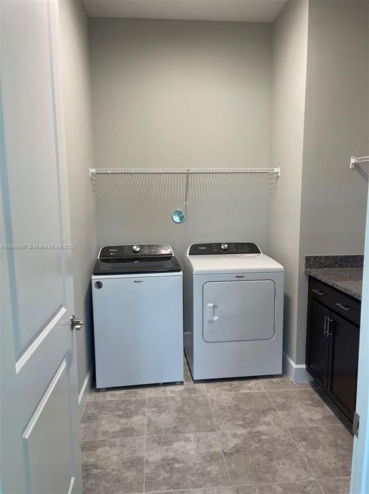 出租: $4,000 (5 贝兹, 4 浴室, 3330 平方英尺)