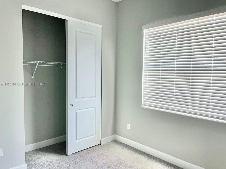 出租: $4,000 (5 贝兹, 4 浴室, 3330 平方英尺)