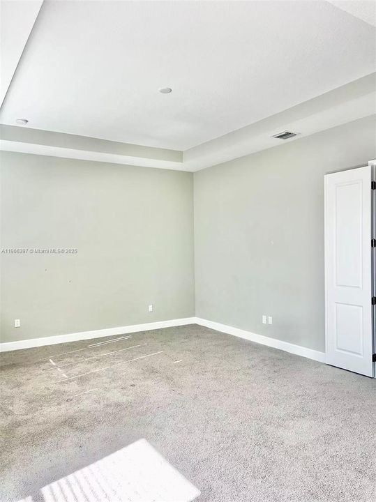 出租: $4,000 (5 贝兹, 4 浴室, 3330 平方英尺)