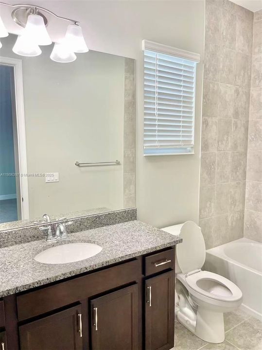 出租: $4,000 (5 贝兹, 4 浴室, 3330 平方英尺)