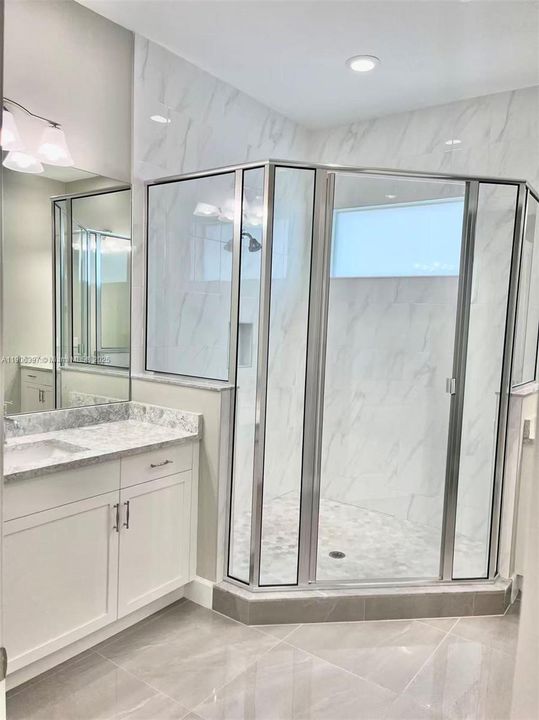 出租: $4,000 (5 贝兹, 4 浴室, 3330 平方英尺)