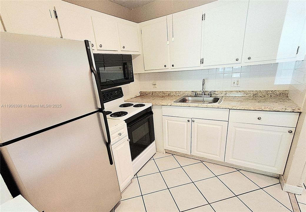 For Sale: $102,000 (1 beds, 1 baths, 660 Square Feet)