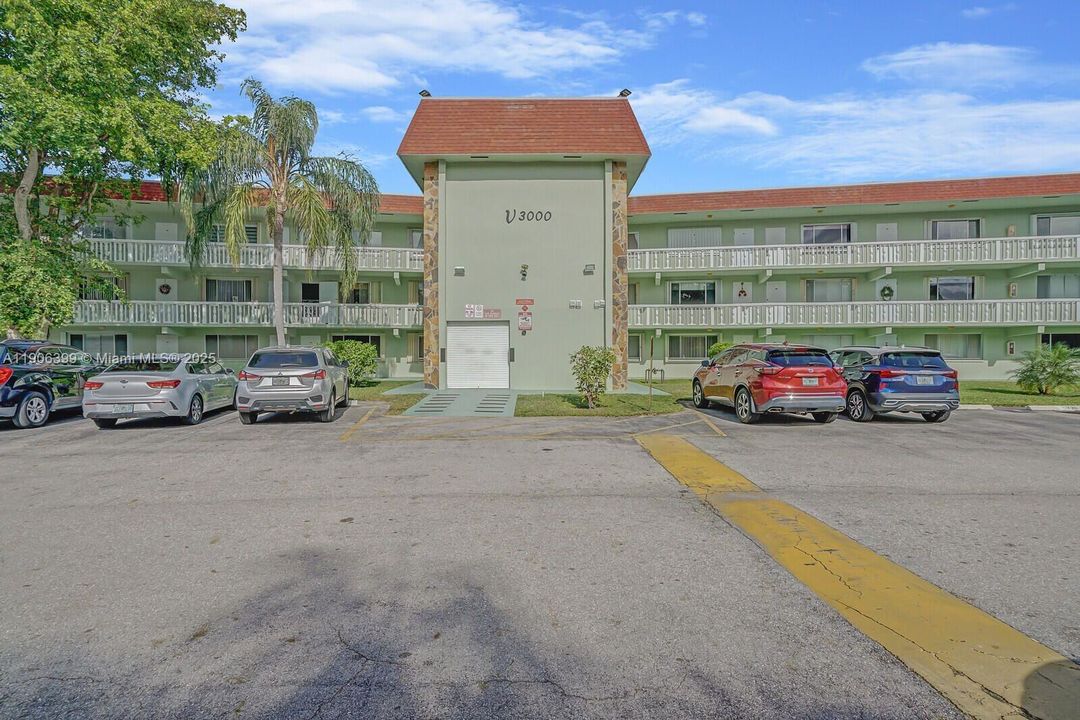 For Sale: $102,000 (1 beds, 1 baths, 660 Square Feet)