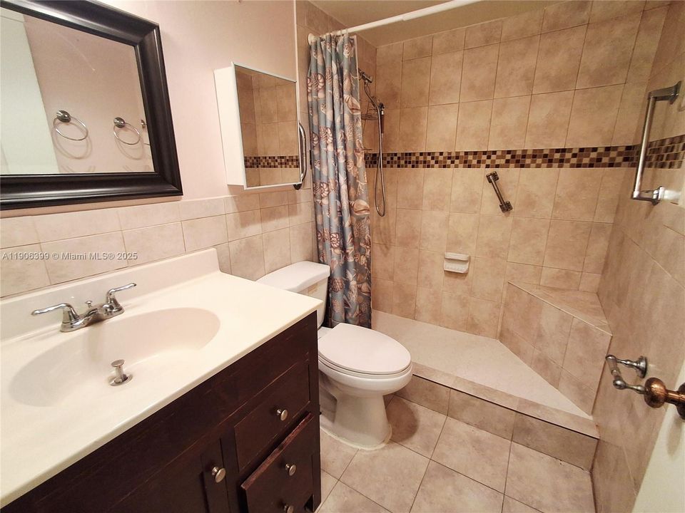 For Sale: $102,000 (1 beds, 1 baths, 660 Square Feet)