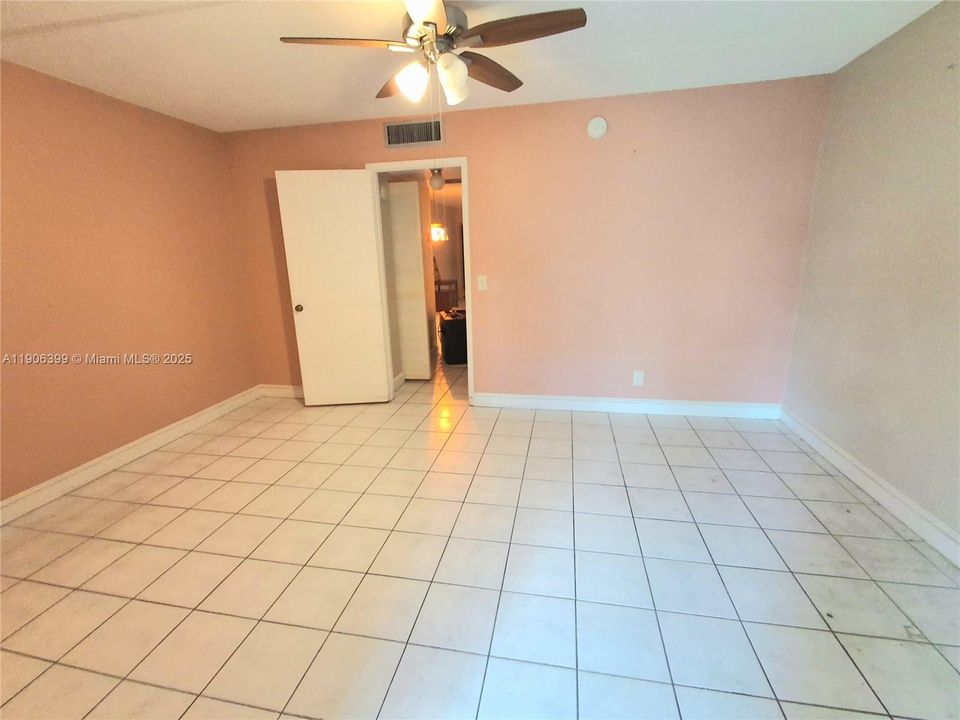 For Sale: $102,000 (1 beds, 1 baths, 660 Square Feet)