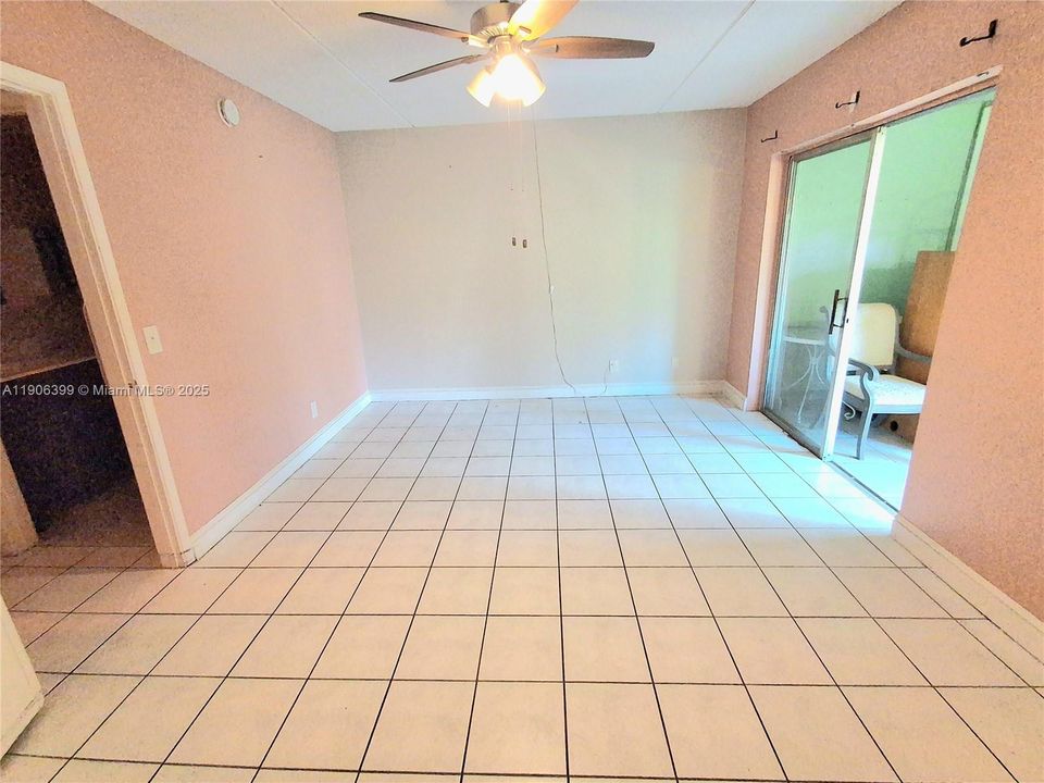 For Sale: $102,000 (1 beds, 1 baths, 660 Square Feet)