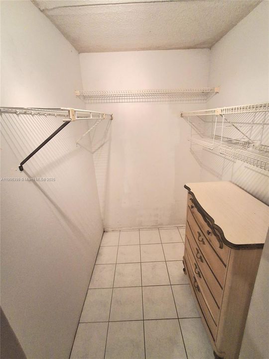 For Sale: $102,000 (1 beds, 1 baths, 660 Square Feet)