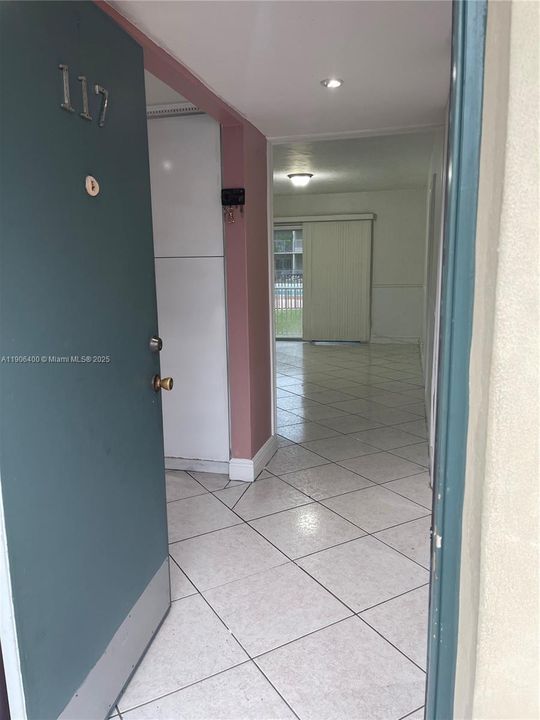 For Rent: $1,900 (1 beds, 1 baths, 671 Square Feet)