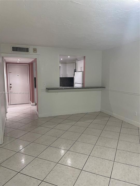 For Rent: $1,900 (1 beds, 1 baths, 671 Square Feet)