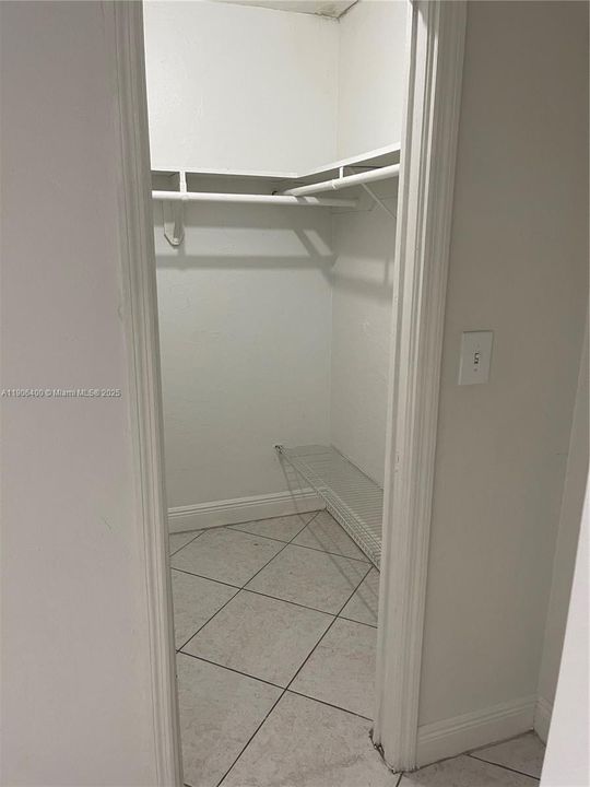 For Rent: $1,900 (1 beds, 1 baths, 671 Square Feet)