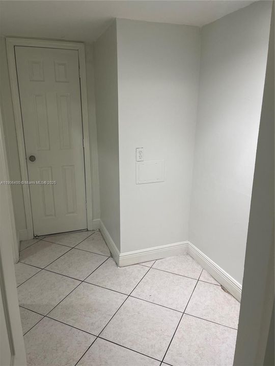 For Rent: $1,900 (1 beds, 1 baths, 671 Square Feet)