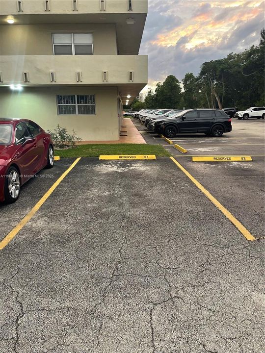 For Rent: $1,900 (1 beds, 1 baths, 671 Square Feet)