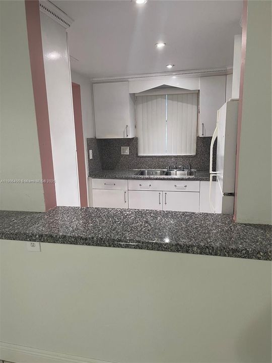 For Rent: $1,900 (1 beds, 1 baths, 671 Square Feet)