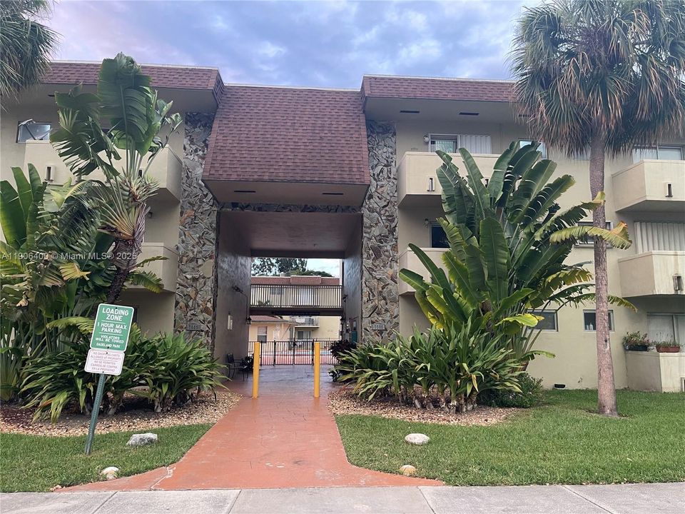 For Rent: $1,900 (1 beds, 1 baths, 671 Square Feet)