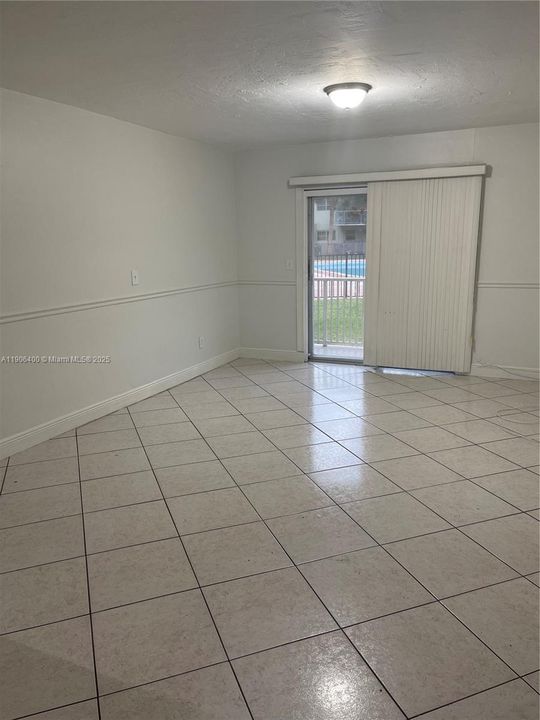 For Rent: $1,900 (1 beds, 1 baths, 671 Square Feet)