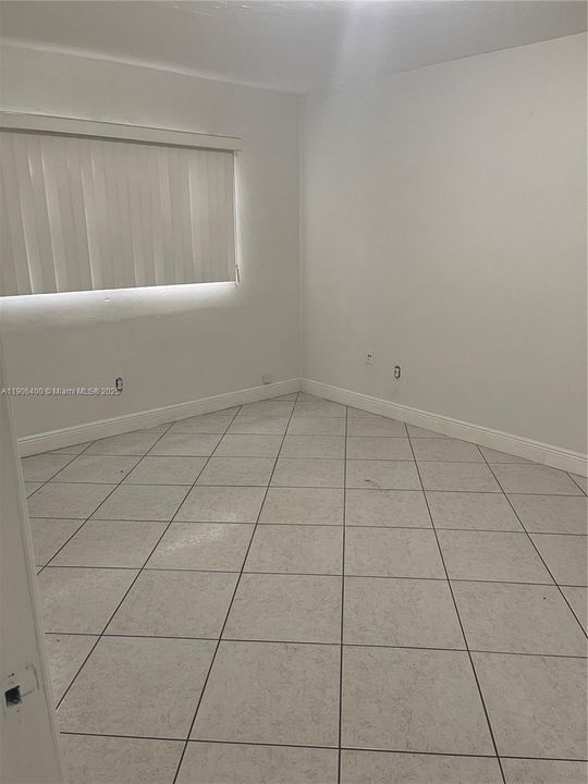 For Rent: $1,900 (1 beds, 1 baths, 671 Square Feet)