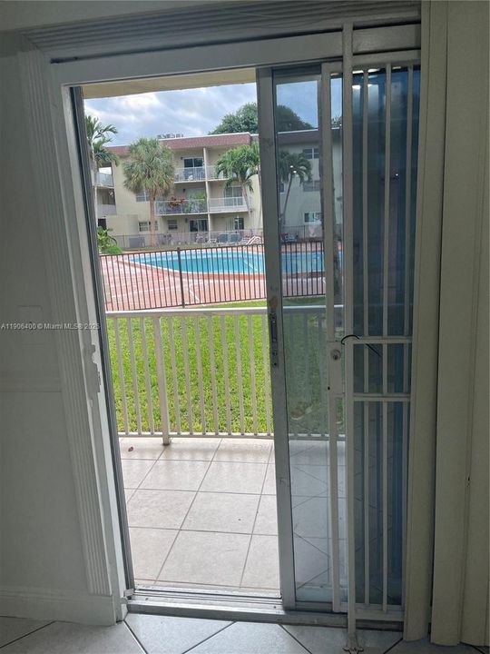 For Rent: $1,900 (1 beds, 1 baths, 671 Square Feet)