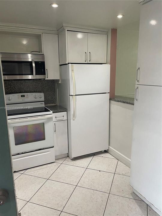 For Rent: $1,900 (1 beds, 1 baths, 671 Square Feet)