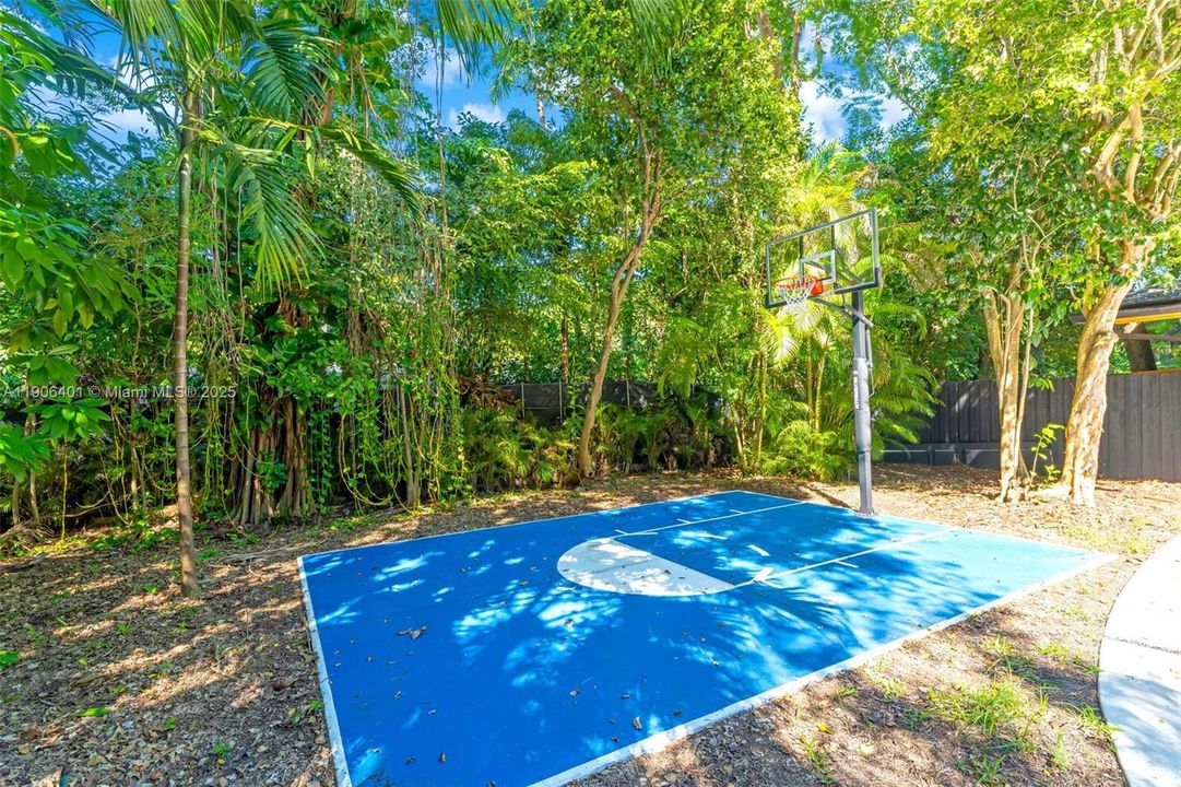 For Sale: $3,652,500 (4 beds, 3 baths, 4480 Square Feet)