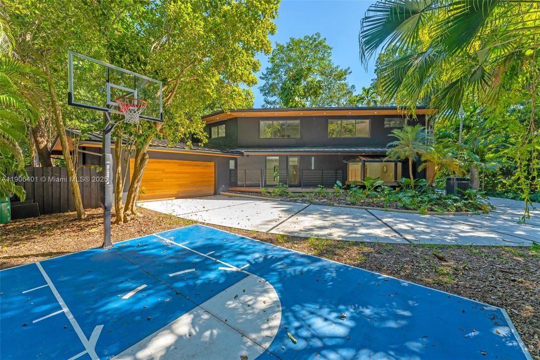 For Sale: $3,652,500 (4 beds, 3 baths, 4480 Square Feet)