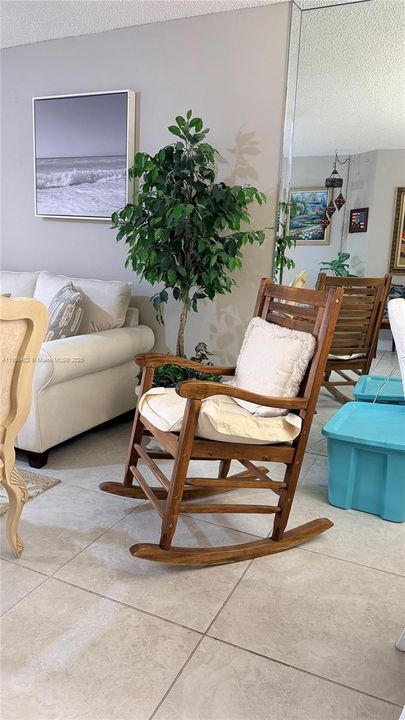 待售: $240,000 (2 贝兹, 2 浴室, 1207 平方英尺)