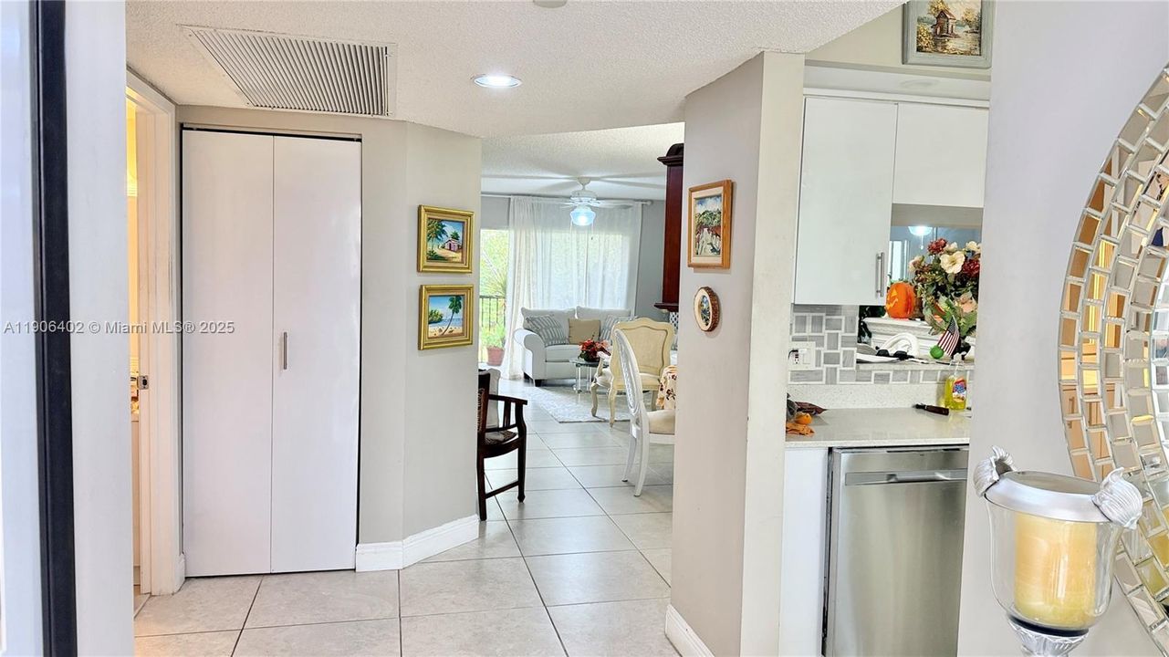 待售: $240,000 (2 贝兹, 2 浴室, 1207 平方英尺)