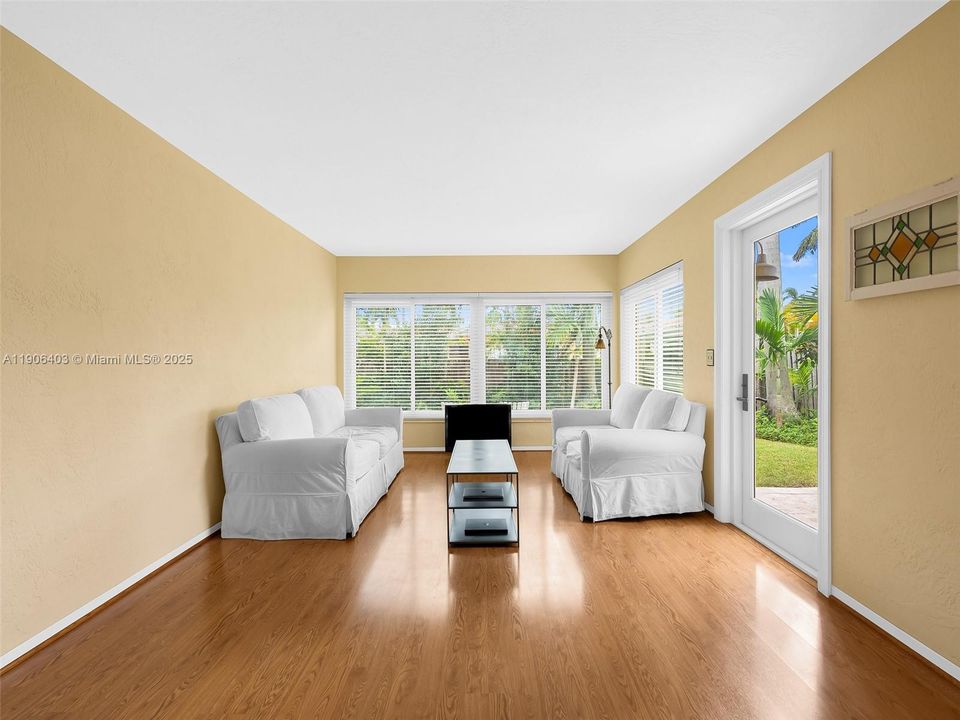 Activo con contrato: $874,900 (3 camas, 2 baños, 1755 Pies cuadrados)