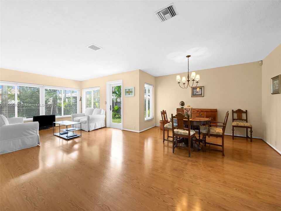 Activo con contrato: $874,900 (3 camas, 2 baños, 1755 Pies cuadrados)